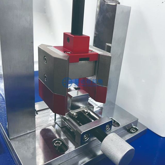 Цифровая маятниковая машина для испытания на ударную вязкость по Шарпи IZOD